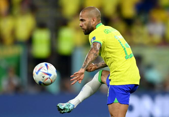 Dani Alves lãnh rất nhiều thẻ vàng trong sự nghiệp