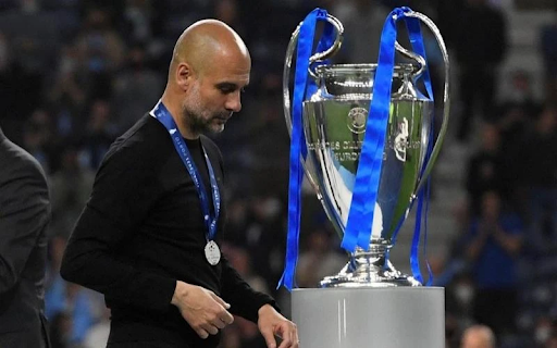 Pep Guardiola chỉ đạo học trò ngay bên ngoài đường biên dọc