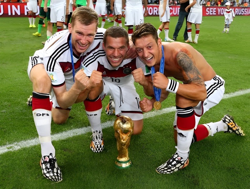 Özil cùng tuyển Đức lên ngôi tại kỳ World Cup 2014 